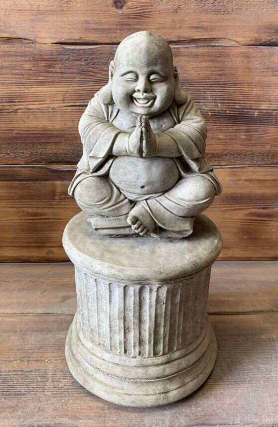 STONE GARDEN HAPPY SMILING PRAYING BUDDHA BUDDAH STATUE ON PLINTH ORNAMENT