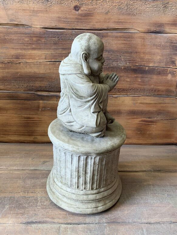 STONE GARDEN HAPPY SMILING PRAYING BUDDHA BUDDAH STATUE ON PLINTH ORNAMENT