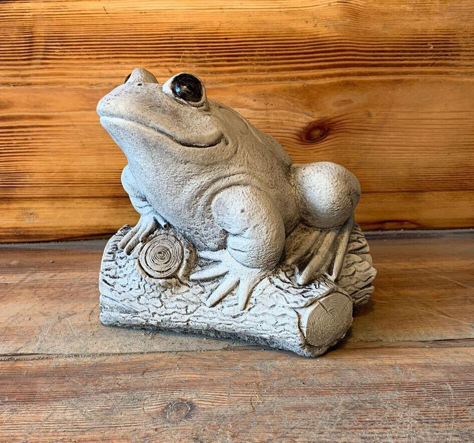 STONE GARDEN FROG/TOAD ON LOG GIFT  CONCRETE ORNAMENT