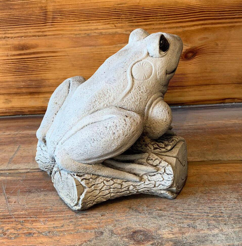 STONE GARDEN FROG/TOAD ON LOG GIFT  CONCRETE ORNAMENT