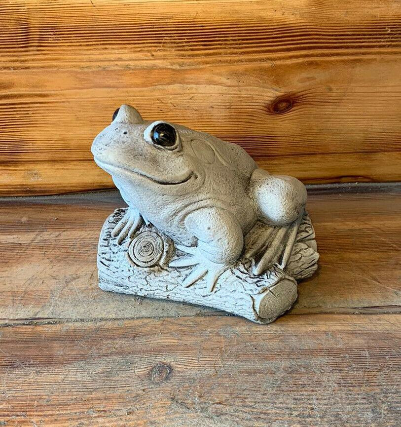 STONE GARDEN FROG/TOAD ON LOG GIFT  CONCRETE ORNAMENT