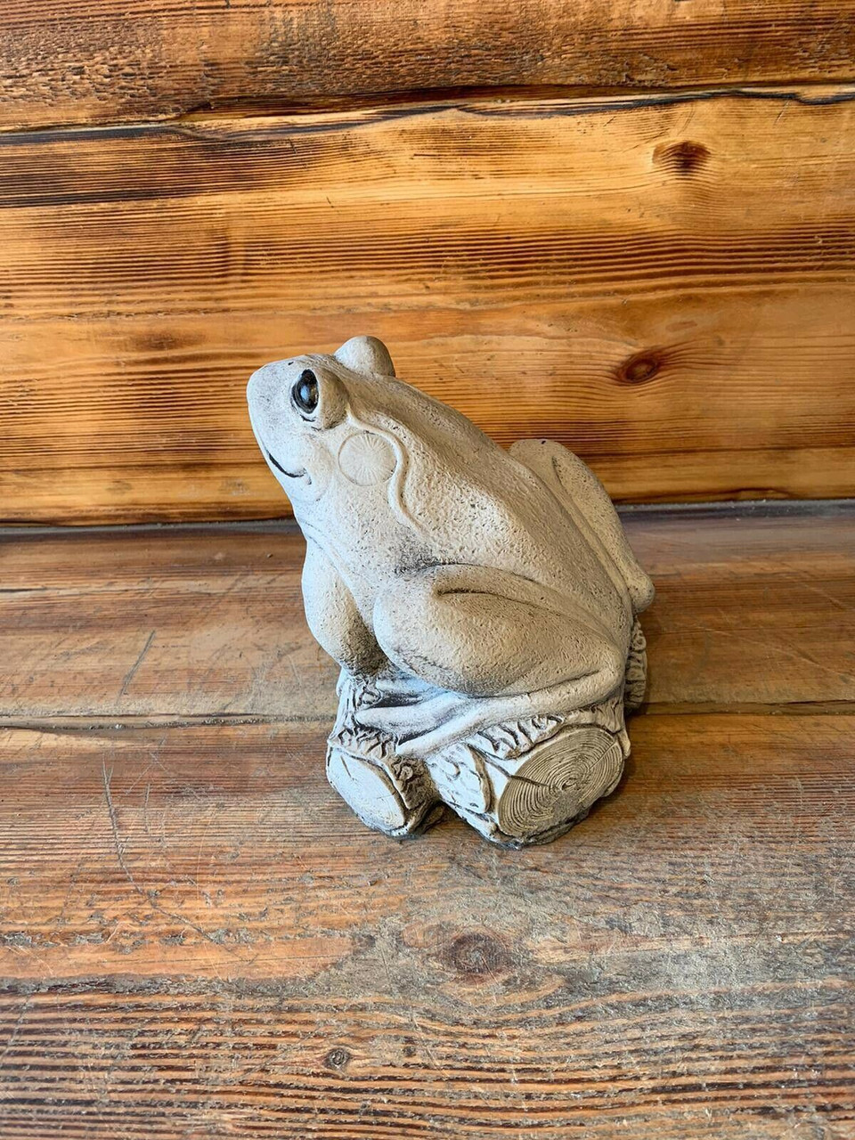 STONE GARDEN FROG/TOAD ON LOG GIFT  CONCRETE ORNAMENT