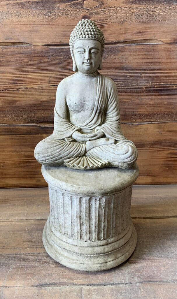 STONE GARDEN  LARGE MAZE ROBE BUDDHA ON PLINTH NATURAL GIFT CONCRETE ORNAMENT