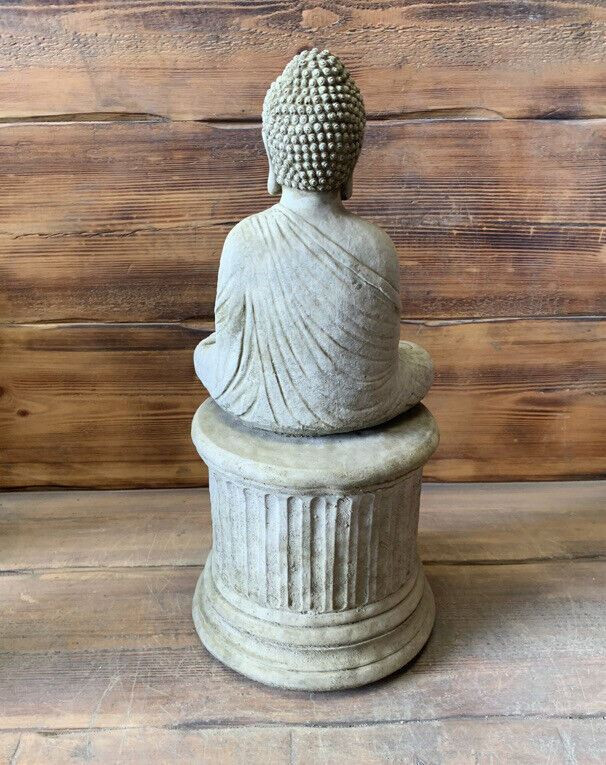 STONE GARDEN  LARGE MAZE ROBE BUDDHA ON PLINTH NATURAL GIFT CONCRETE ORNAMENT