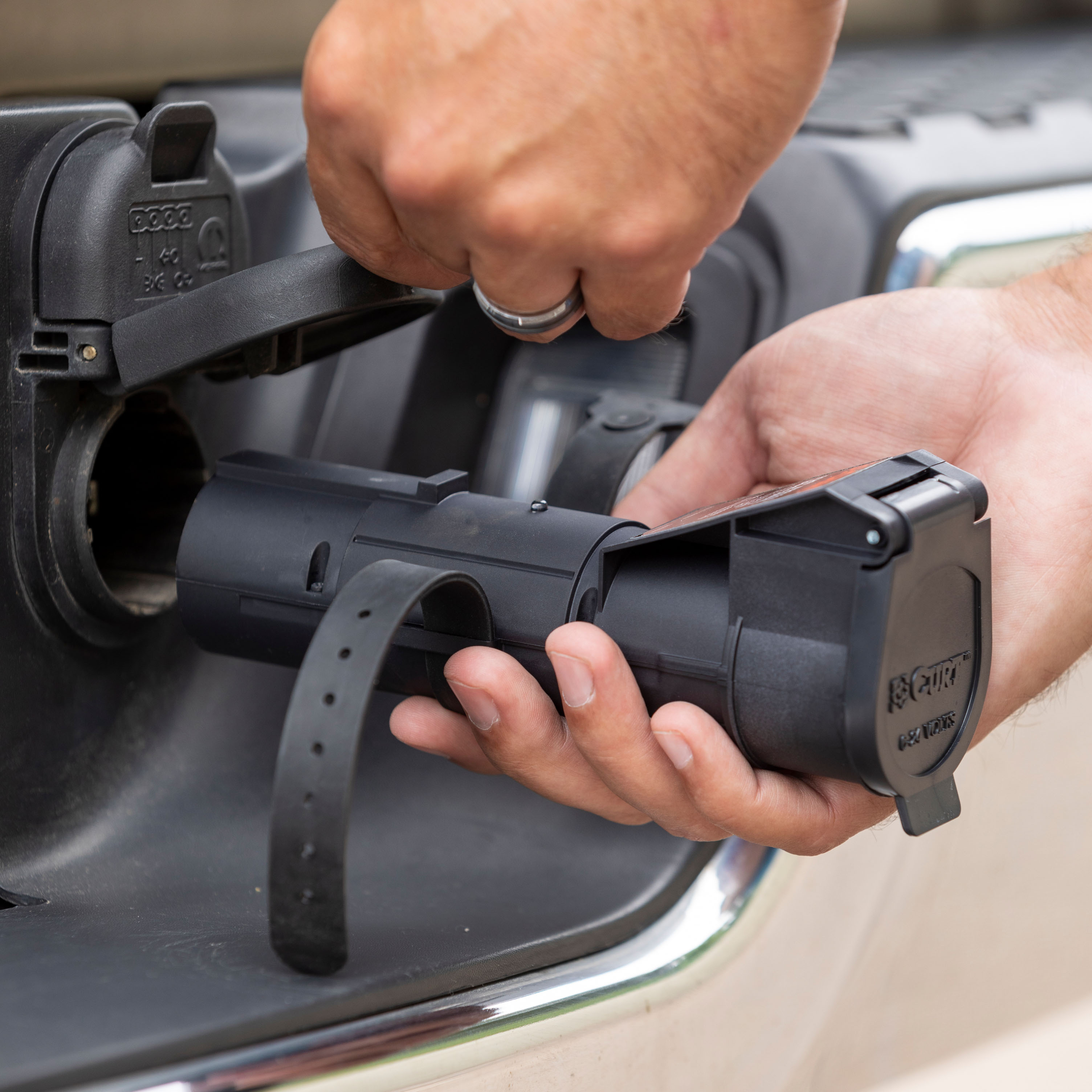 2009-2025 Honda Pilot CURT Echo Bluetooth Mobile 7-Way Trailer Brake Controller thumbnail 2