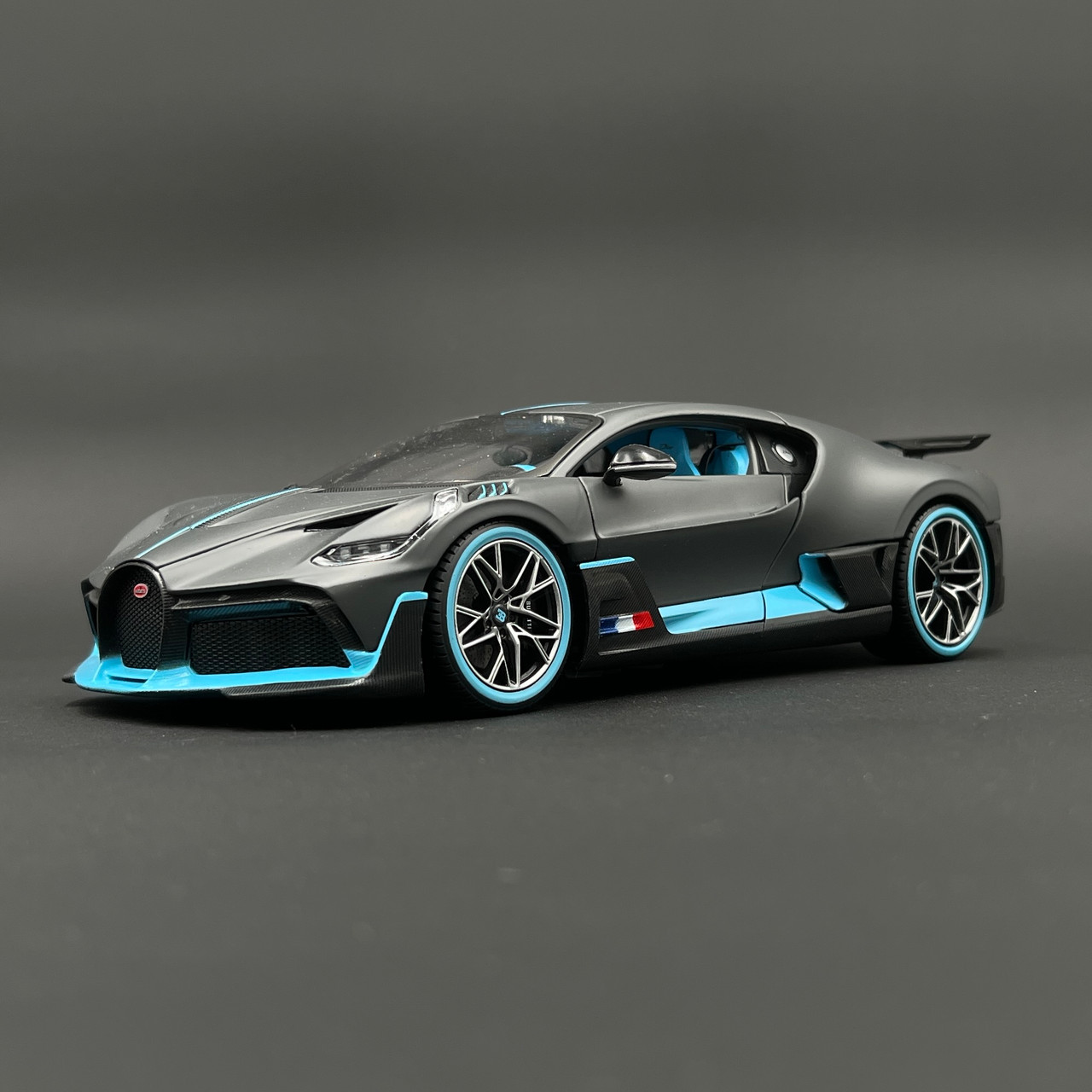 1/18 Maisto マイストBugatti Divo 特別エディション Maisto Bugatti Divo 1:18 Special Edition Diecast Car (Gray