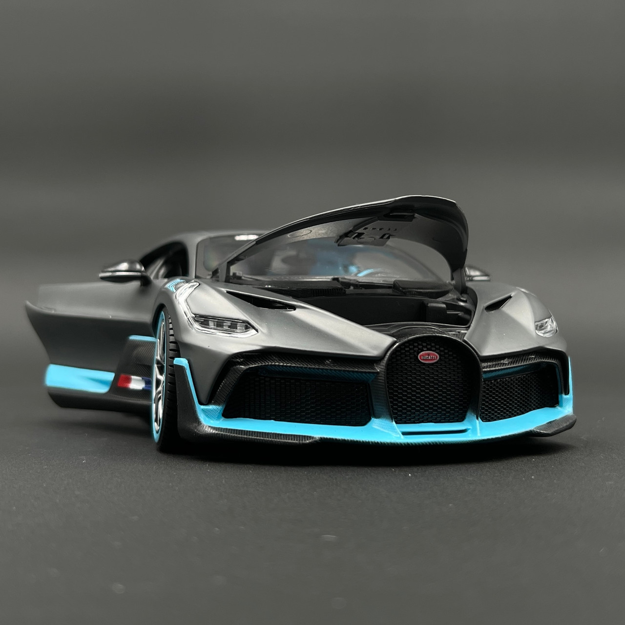 Maisto Bugatti Divo - Matte Black