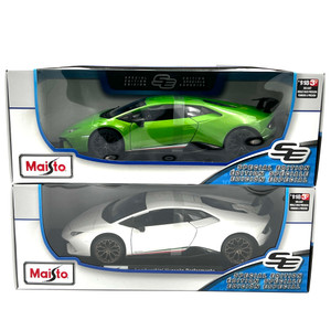 Two Maisto Special Edition Lamborghini Hurancan Performante in 1:18 scale, one in green and one in white