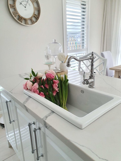 Drop in bowl or undermount, white gloss no tap hole. With stainless plug waste centered on short edge.