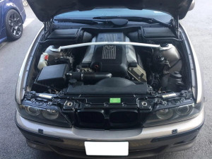 Ultra Racing BMW 5 Series (E39) Front Strut Brace Ultra Racing BMW 5 Series (E39) Front Strut Brace