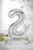 Stojący balon foliowy Cyfra ''2'', 70cm, srebrny
