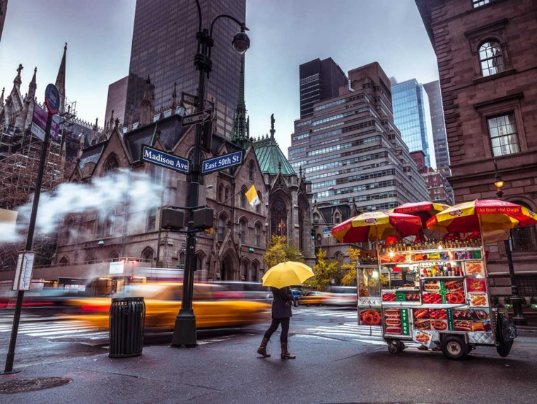 Frank Assaf Turista con l'ombrello su strade di Lower Manhattan, New York Figurativo cm61X82 Immagine su CARTA TELA PANNELLO CORNICE Orizzontale