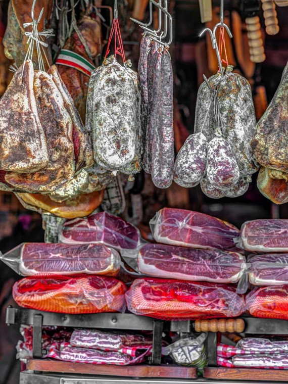 Frank Assaf Vari appeso salame in una vetrina di un negozio di salame italiano, Roma, Italia Floreale cm82X61 Immagine su CARTA TELA PANNELLO CORNICE