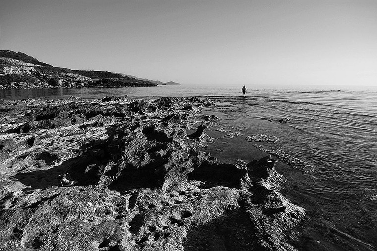 Archivio Persona di fronte mare roccia bianco nero Costiero cm34X52 Immagine su CARTA TELA PANNELLO CORNICE Orizzontale