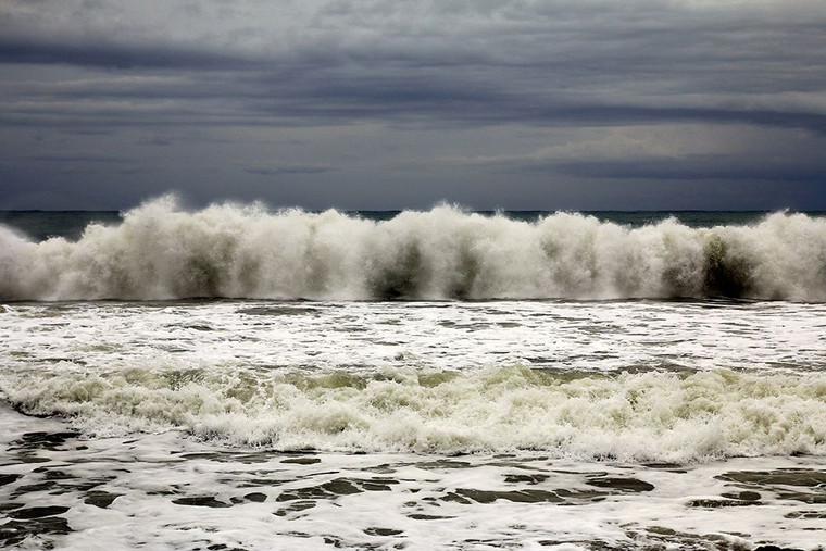 Giovanni Saiu Mare con onda di risucchio in una giornata nuvolosa Costiero cm80X121 Immagine su CARTA TELA PANNELLO CORNICE Orizzontale