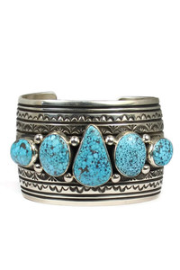 Front view of a Kingman turquoise bracelet with five stones by Darryl Becenti. Front view of a Kingman turquoise bracelet with five stones by Darryl Becenti.