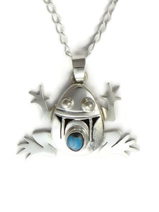 Pilot Mountain Turquoise Frog Pendant by Benny Ration (PD4189) Pilot Mountain Turquoise Frog Pendant by Benny Ration (PD4189)