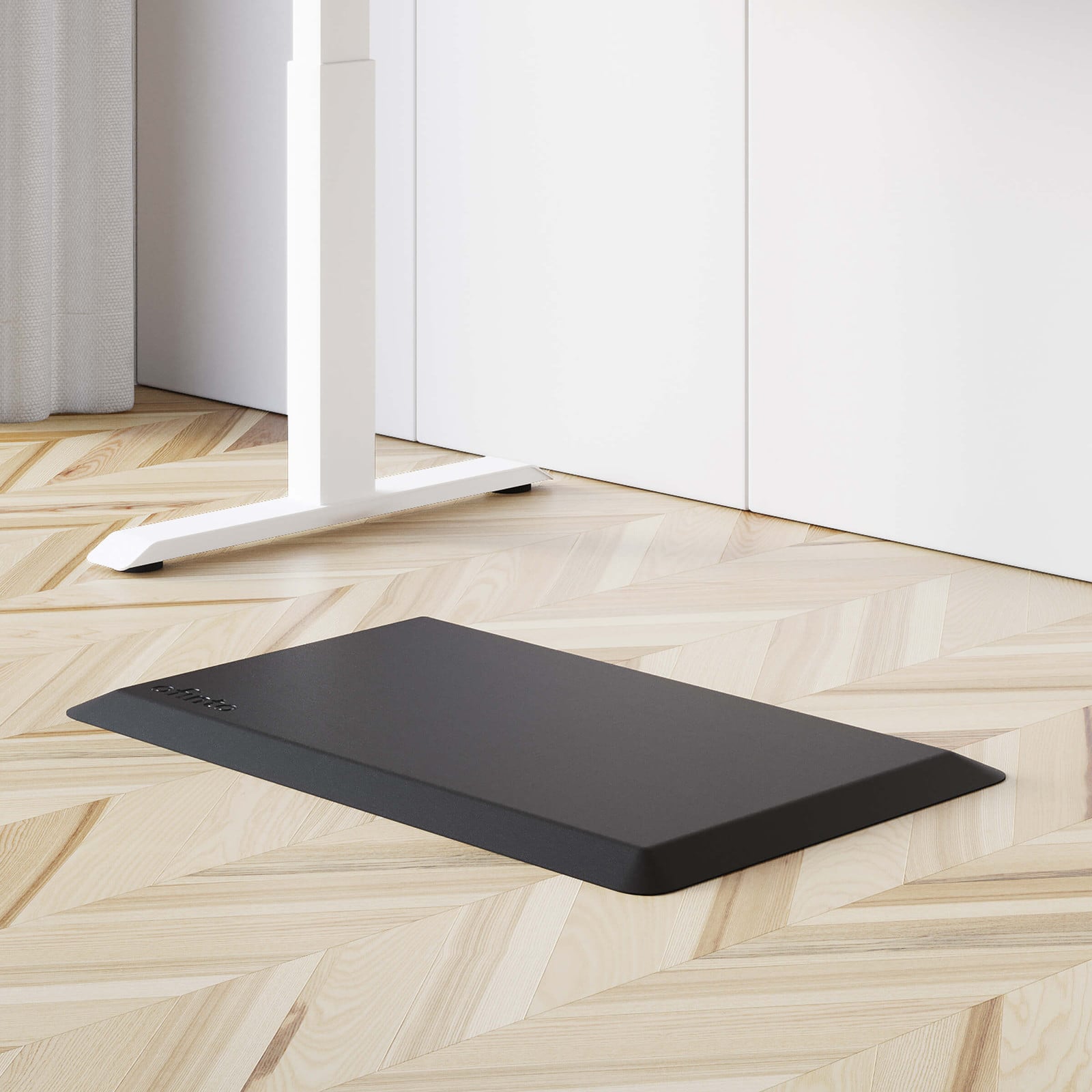 ofinto Ergonomische Stehmatte Schwarz - Schrägansicht der schwarzen Anti-Ermüdungsmatte mit ofinto Logo für Stehschreibtische auf hellem Hintergrund