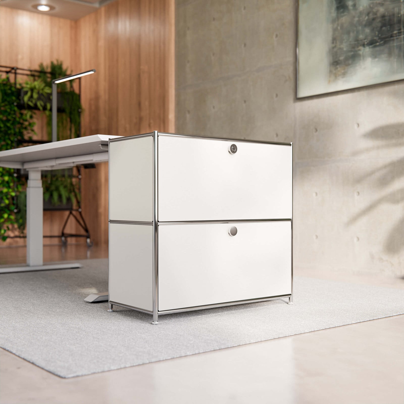 Cubox Kommode, 2 Ebenen, 2 Klappen in Weiss im hellen Büro mit Holzwand, Pflanzen und Teppich