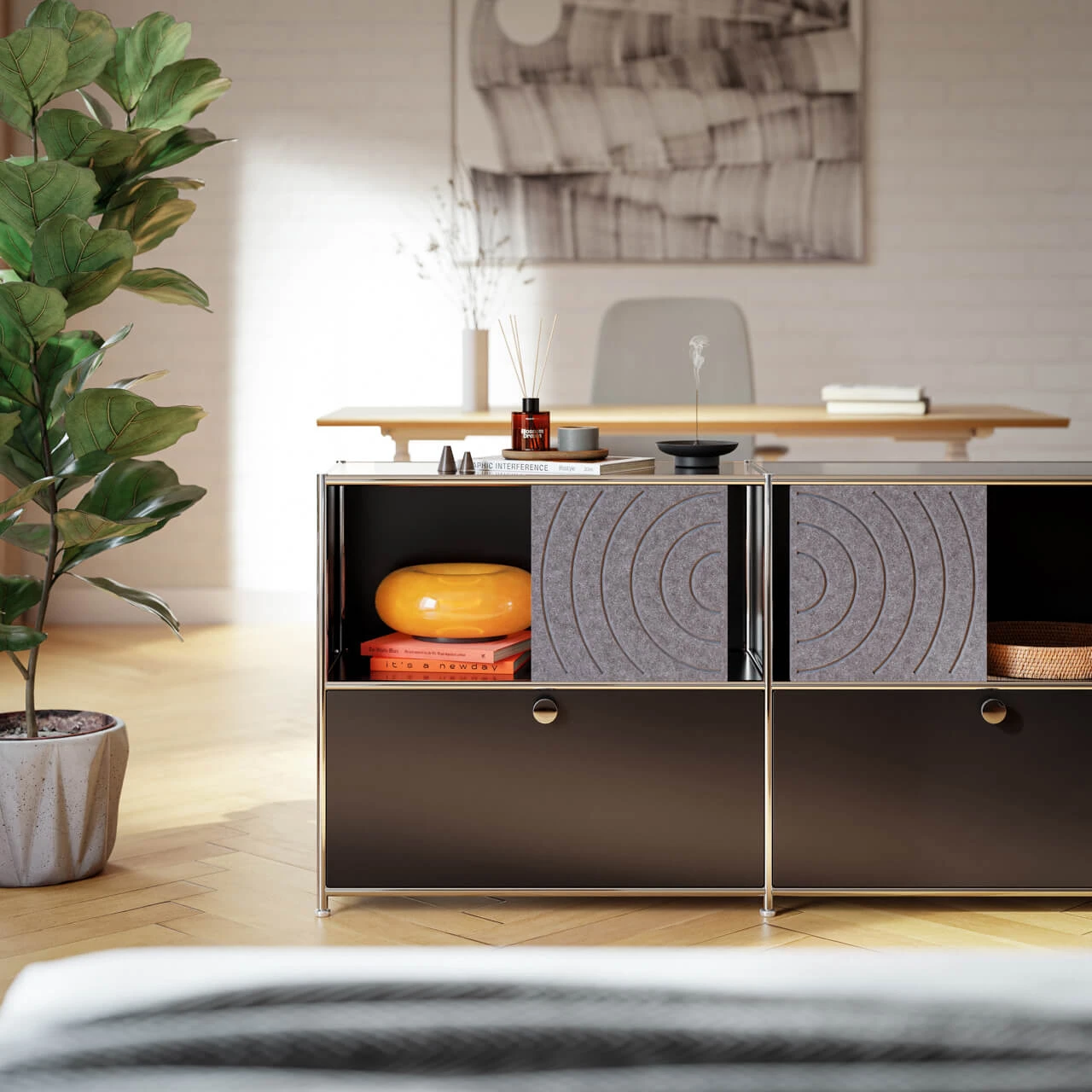 Cubox Sideboard mit Soft Panel Granitgrau, warmes Wohnzimmer mit orangem Sitzkissen und Vase