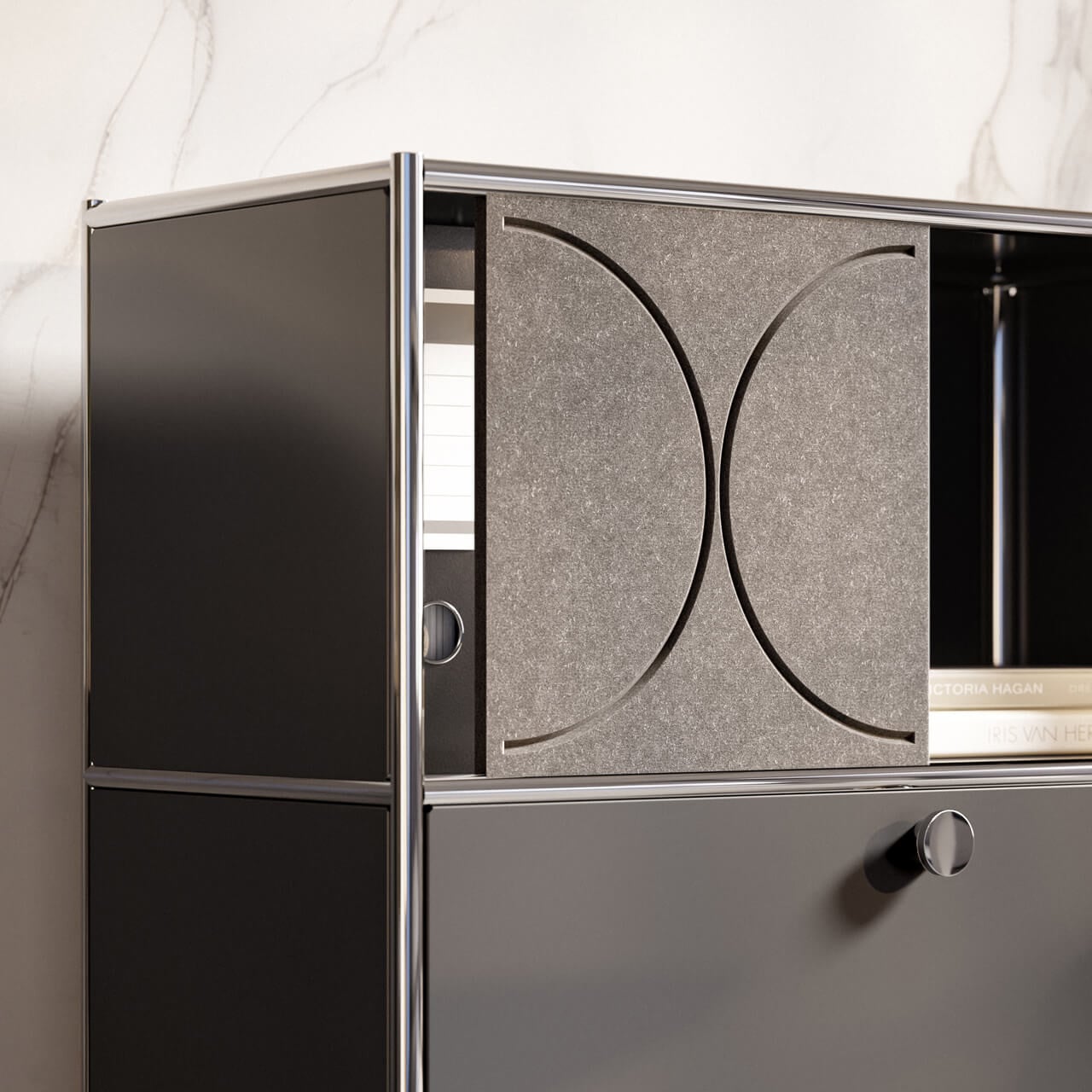 Cubox Soft Panel Granitgrau als Schranktür, offen, ohne Metallknopf, vor eleganter Marmorwand