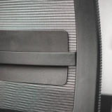 Die ergonomische Lordosenstütze vom Schwarzen Bürostuhl Active wird von rechts hinten gezeigt