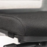 Der bequeme Sitz und die Polsterung vom Schwarzen Bürostuhl Active wird von vorne nah gezeigt