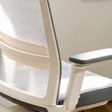 Die ergonomische Lordosenstütze vom Weissen Bürostuhl Active wird von rechts hinten gezeigt