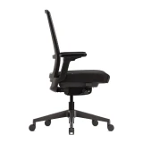 Mattschwarzer Ergonomischer Bürostuhl Active mit Synchronmechanik auf weissem Studio-Hintergrund