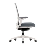 Weisser Ergonomischer Bürostuhl Active mit Synchronmechanik auf weissem Studio-Hintergrund