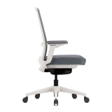 Weisser Ergonomischer Bürostuhl Active mit Sitzkipp-Funktion auf weissem Studio-Hintergrund