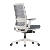 Weisser Ergonomischer Bürostuhl Active mit Sitzkipp-Funktion auf weissem Studio-Hintergrund