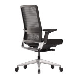 Schwarz-Aluminium farbiger Ergonomischer Bürostuhl Active mit Synchronmechanik auf weissem Studio-Hintergrund