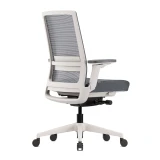 Weisser Ergonomischer Bürostuhl Active mit Synchronmechanik auf weissem Studio-Hintergrund