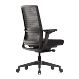 Mattschwarzer Ergonomischer Bürostuhl Active mit Synchronmechanik auf weissem Studio-Hintergrund