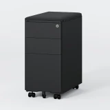 ofinto Büro-Korpus Schwarz schmal schwarzes Kissen - mobiler Schubladencontainer mit 3 Schubladen, Zylinderschloss und schwarzen Leichtlaufrollen, freistehend auf grauem Hintergrund