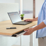 ofinto Tisch-Schublade in Weiss, Mann bedient höhenverstellbaren Schreibtisch Elevate im Stehen