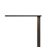 ofinto Stehlampe Lumino Schwarz Seitenansicht Leuchtarm - seitliche Detailansicht des flachen LED-Panels mit ofinto Branding, schlankes Design der Büro-Stehleuchte mit minimalistischer Ästhetik in Schwarz