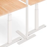 ofinto Stehlampe Lumino T-Standfuss unter Schreibtisch Elevate - Detailansicht der weissen Standfüsse mit Anti-Rutsch-Beschichtung unter höhenverstellbarem Bürotisch, platzsparende Integration von Beleuchtung und ergonomischem Arbeitsplatz