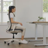 ofinto Ergo Bürostuhl weiss mit Armlehnen am höhenverstellbaren Schreibtisch - ergonomische Sitzhaltung im Home Office