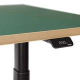 ofinto Rise Detailansicht - digitales Display mit Höhenanzeige an elektrisch höhenverstellbarem Schreibtisch mit olivgrüner Tischplatte, schwarzem Gestell und naturfarbenem Kantenprofil