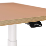 ofinto Rise Detailansicht - digitales Display mit Höhenanzeige an elektrisch höhenverstellbarem Schreibtisch mit pinker Tischplatte, weissem Gestell und naturfarbenem Kantenprofil
