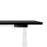 ofinto Elevate Memory-Display - digitale Höhenanzeige mit 4 Speicherplätzen, Auf-/Ab-Tasten und ofinto-Logo unter Schwarz-Tischplatte