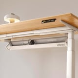 ofinto Kabelmanagement-System Weiss geöffnet am höhenverstellbaren Schreibtisch Elevate - Detailaufnahme der weissen Kabelwanne unter FSC-zertifizierter Holztischplatte
