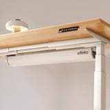 ofinto Kabelmanagement-System Weiss geschlossen am höhenverstellbaren Schreibtisch Elevate - Detailaufnahme der weissen Kabelwanne unter FSC-zertifizierter Holztischplatte