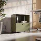Cubox Kommode, 2 Ebenen, 1 Klappe in Olivgrün im hellen Büro mit Marmorwand, Holzlamellen und Pflanze