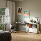 Cubox Kommode, 2 Ebenen, 1 Klappe in Weiss im hellen Homeoffice mit Schreibtisch, Bürostuhl und Bildern an der Wand