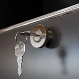 Cubox Kommode, 2 Ebenen, 2 Klappen in Schwarz, Detailansicht des Schlosses mit Schlüssel an der Klappe