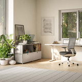 Cubox Sideboard, 2 Ebenen, 2 Klappen in Seidengrau im hellen Homeoffice mit Schreibtisch, Bürostuhl und Pflanzen