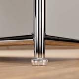Cubox Sideboard, 2 Ebenen, 2 Klappen in Seidengrau, Detailansicht des verchromten Rahmens mit Fussgleiter auf Holzboden